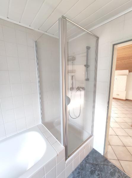 Bad mit Badewanne und Dusche Bild 3