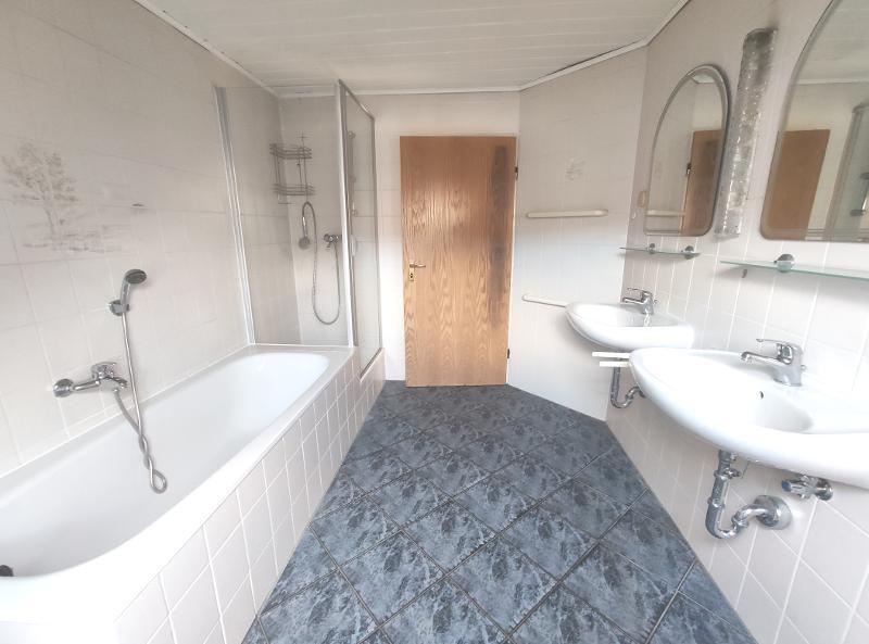 Bad mit Badewanne und Dusche Bild 5