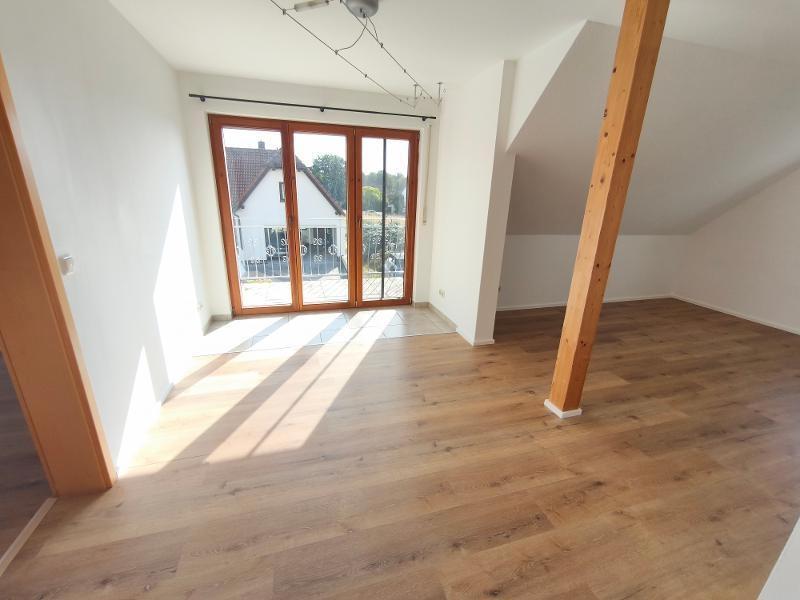 Wohnzimmer mit Zugang zum Balkon Bild 1