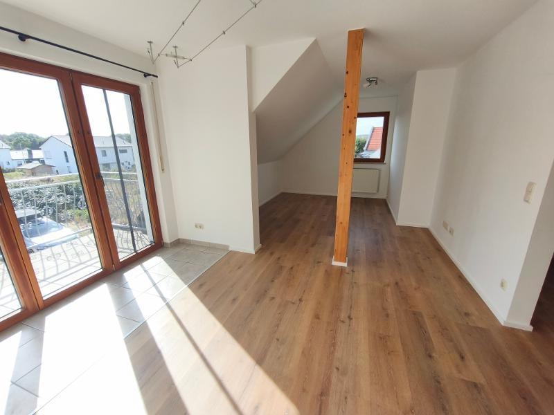 Wohnzimmer mit Zugang zum Balkon Bild 2