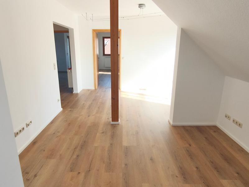 Wohnzimmer mit Zugang zum Balkon Bild 3