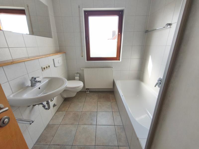 Bad mit Badewanne, Dusche und Fenster Bild 1