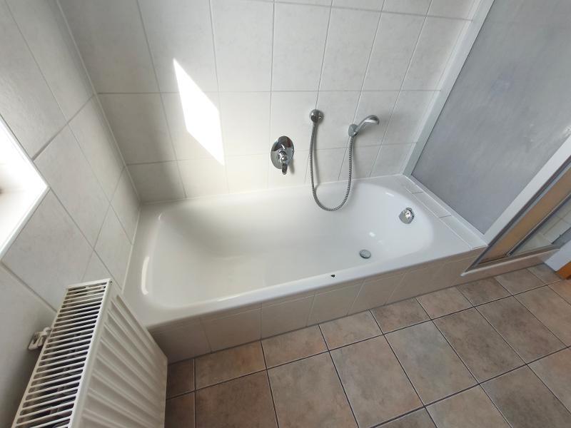 Bad mit Badewanne, Dusche und Fenster Bild 2