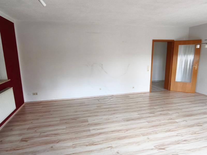 Wohn- /Esszimmer mit Zugang zum Balkon Bild 4