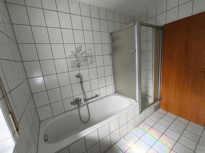 Bad mit Badewanne, Dusche und Fenster Bild 2