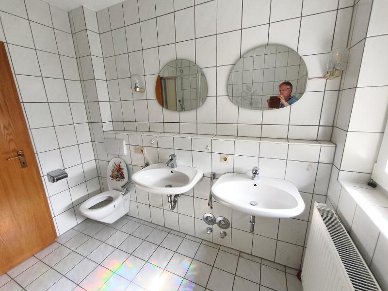 Bad mit Badewanne, Dusche und Fenster Bild 3