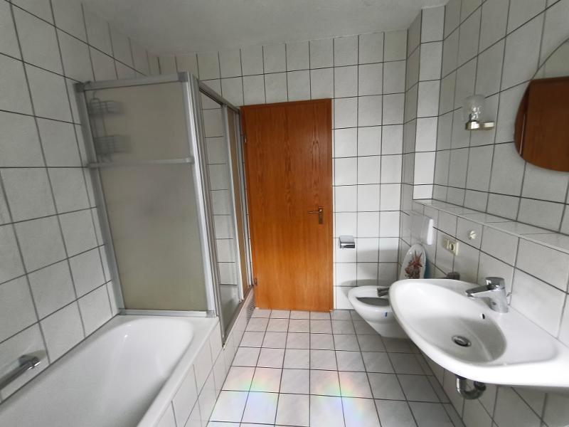 Bad mit Badewanne, Dusche und Fenster Bild 4