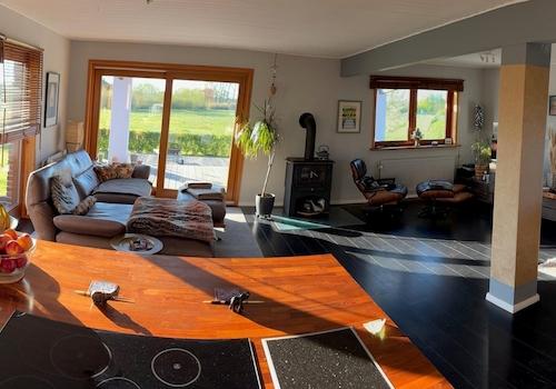 Blick von Küche ins Wohnzimmer