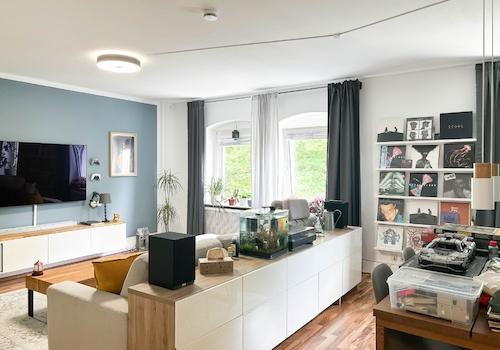geräumiges Wohnzimmer