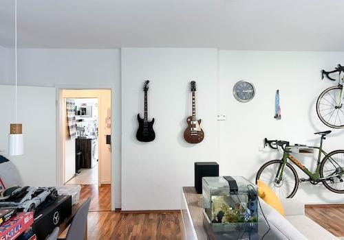 geräumiges Wohnzimmer