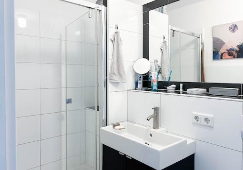 modernes Duschbadezimmer
