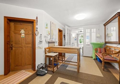 Eingan Villa unten