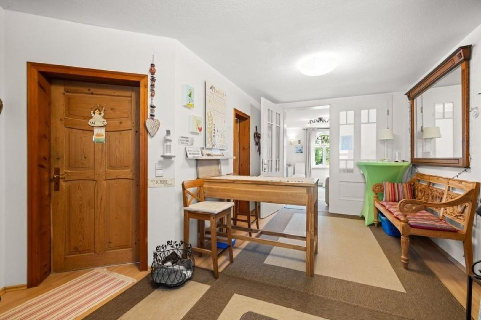 Eingan Villa unten