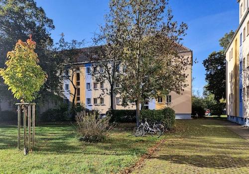 Gebäude-Vorplatz
