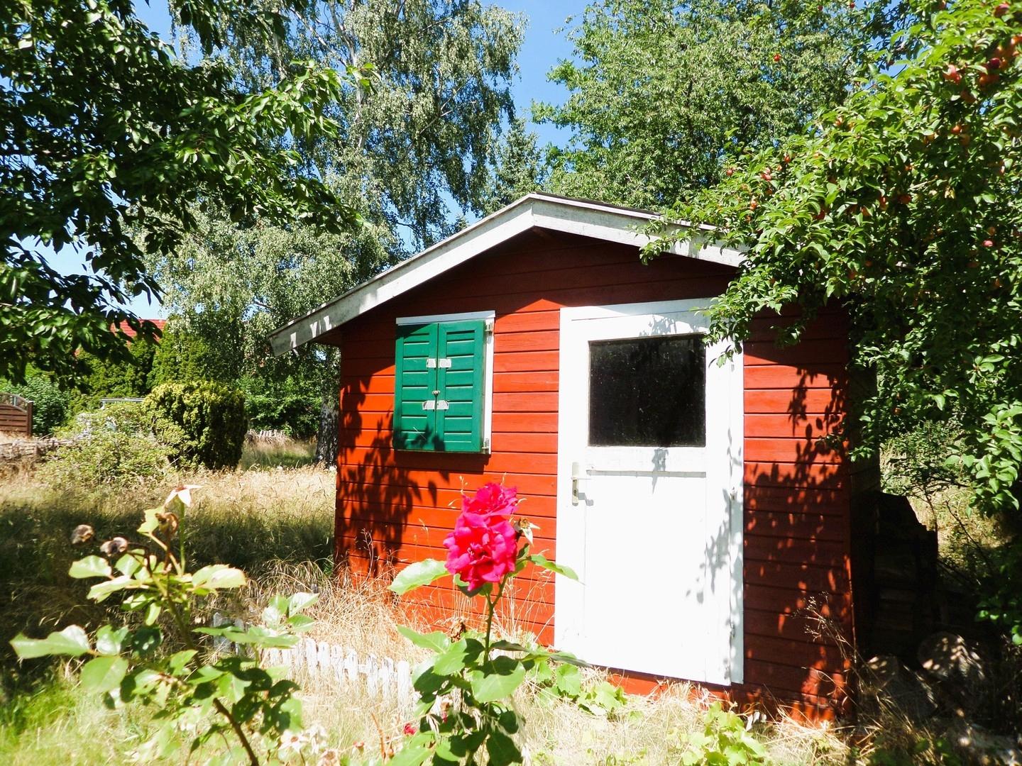 Rotes Gartenhaus