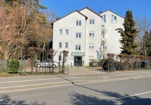 Hausansicht mit Stellplätzen