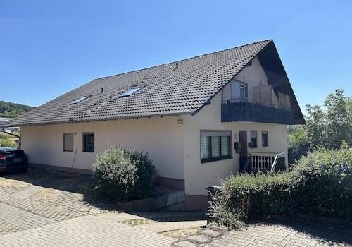 Ansicht Straßenseite mit Hauszugang