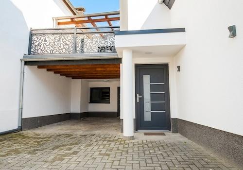 Carport, Eingang, Terrasse