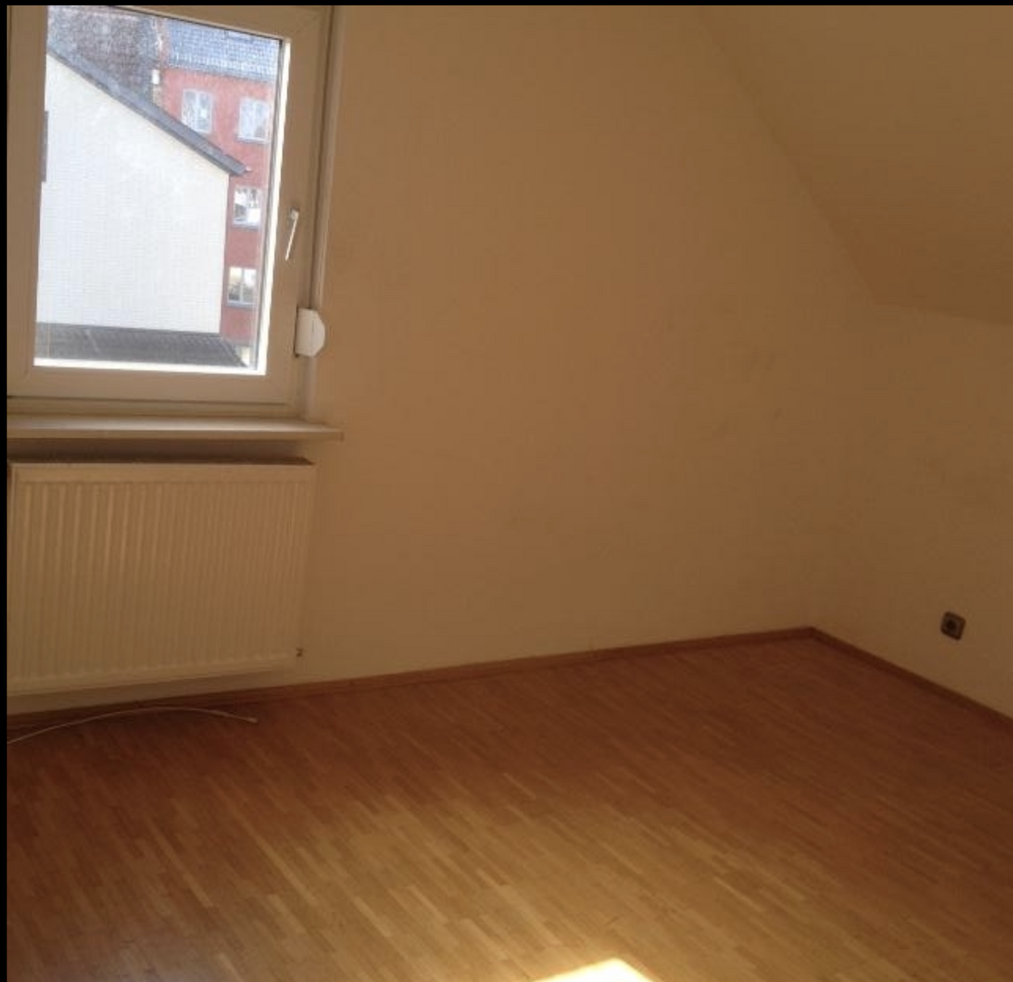 Großes Zimmer linke Ansicht mit Fenster