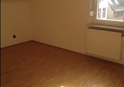 Großes Zimmer rechts mit Fenster