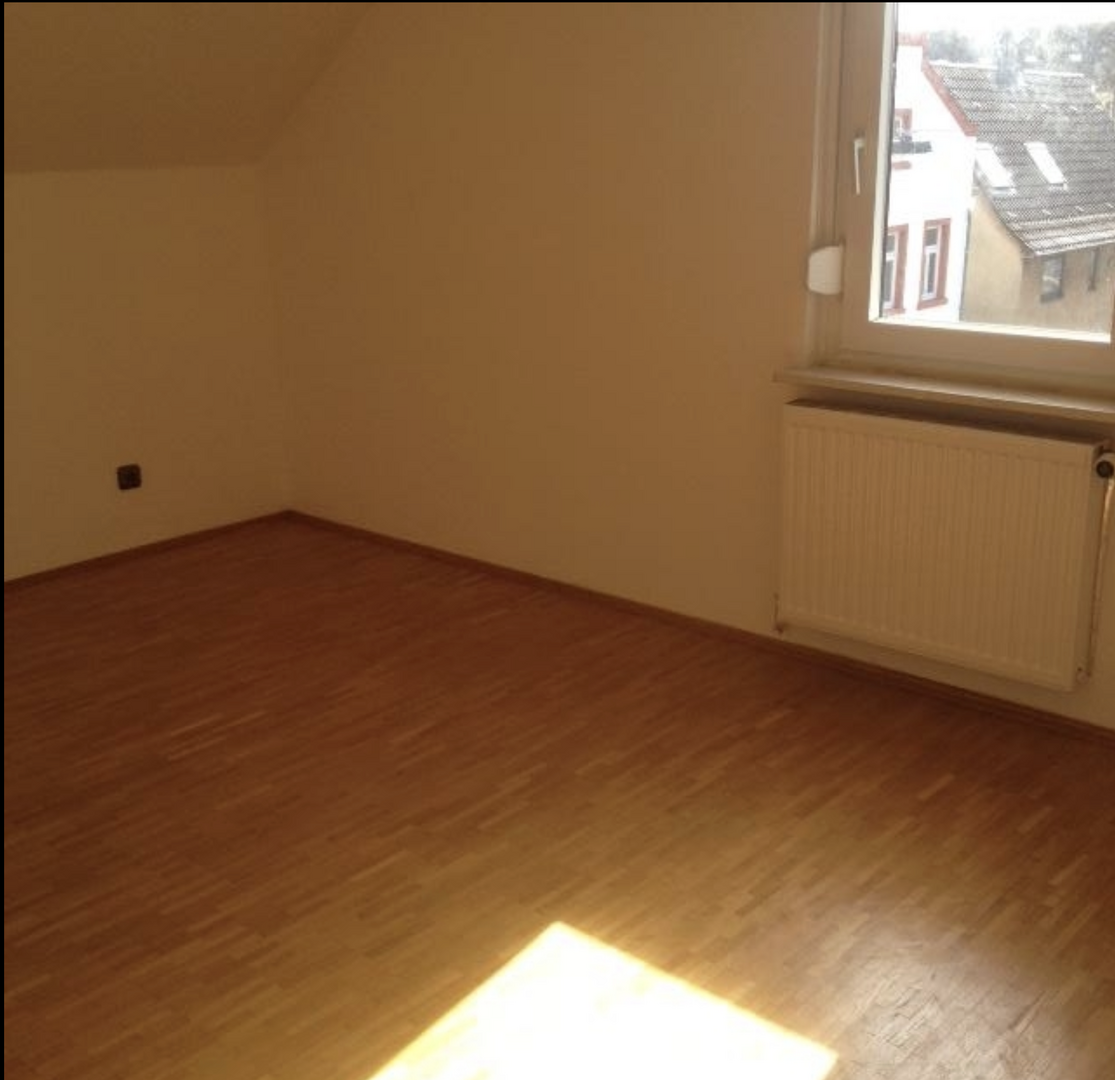 Großes Zimmer rechts mit Fenster
