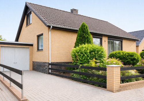 Hausansicht mit Einfahrt