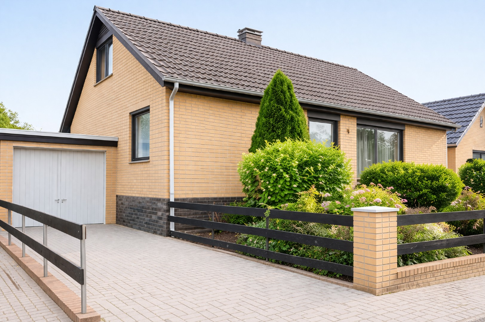 Hausansicht mit Einfahrt