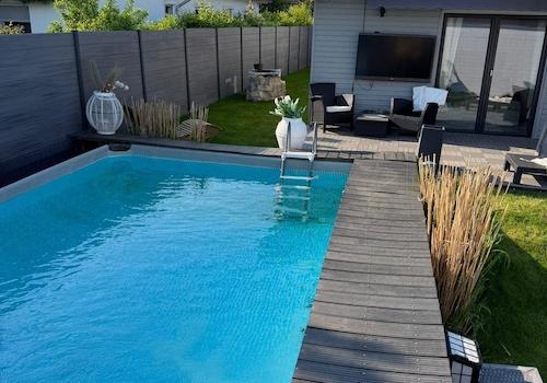 Pool mit Terrasse