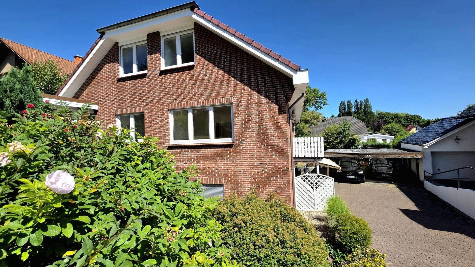 Außenansicht mit Carport