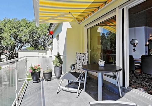 und sonniger Terrasse