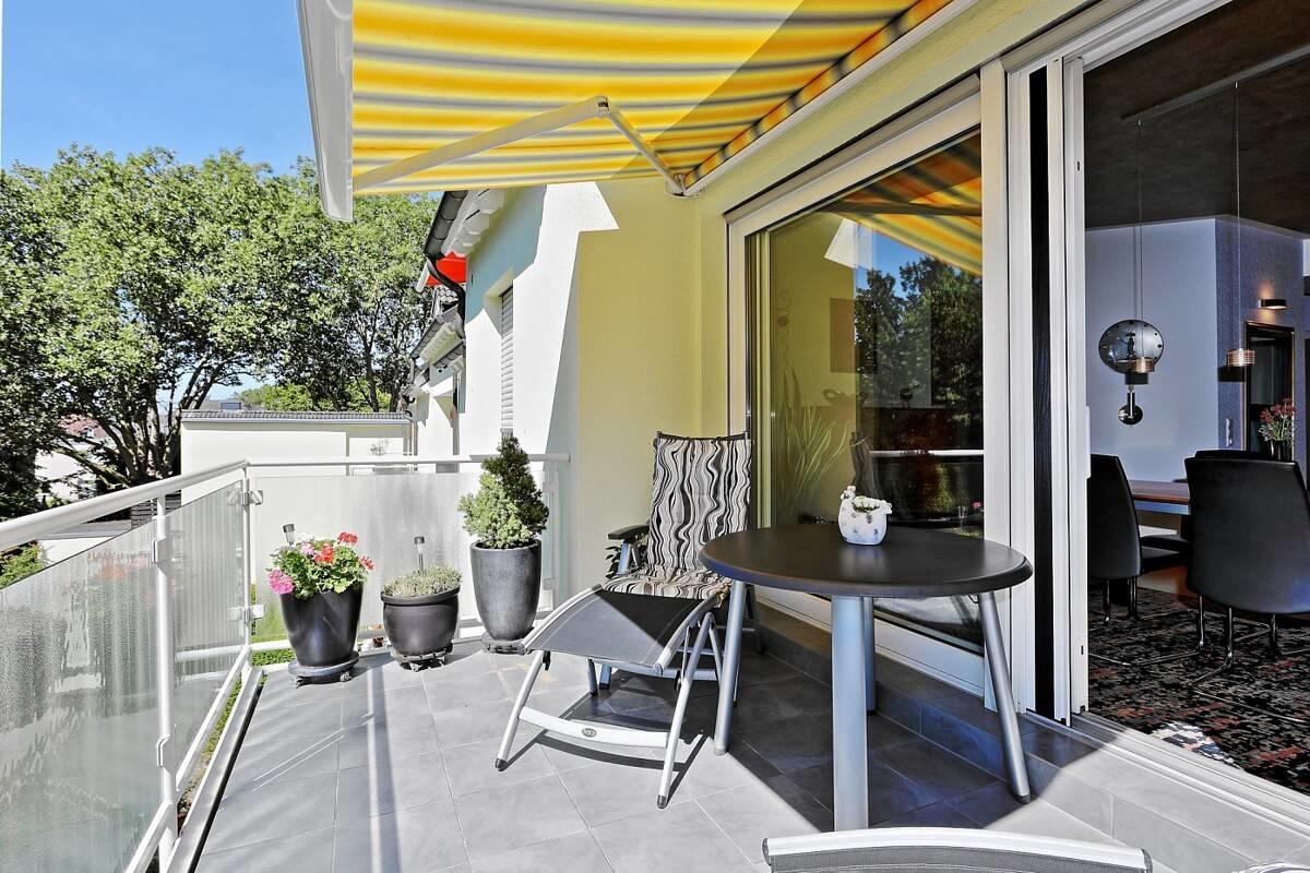 und sonniger Terrasse