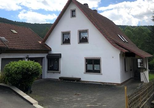 Einfahrt & Straßenansicht