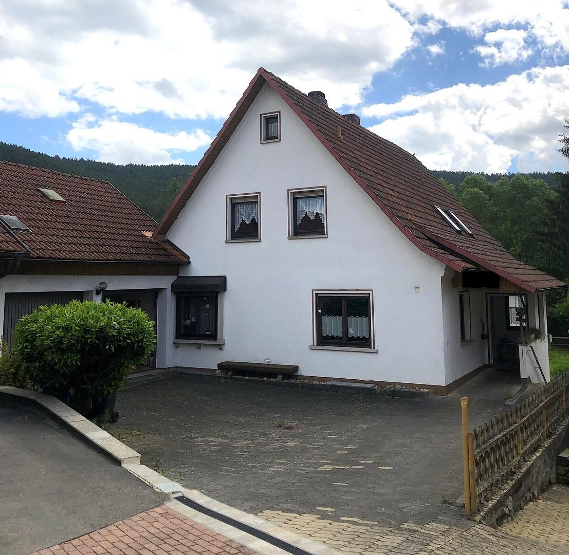 Einfahrt & Straßenansicht