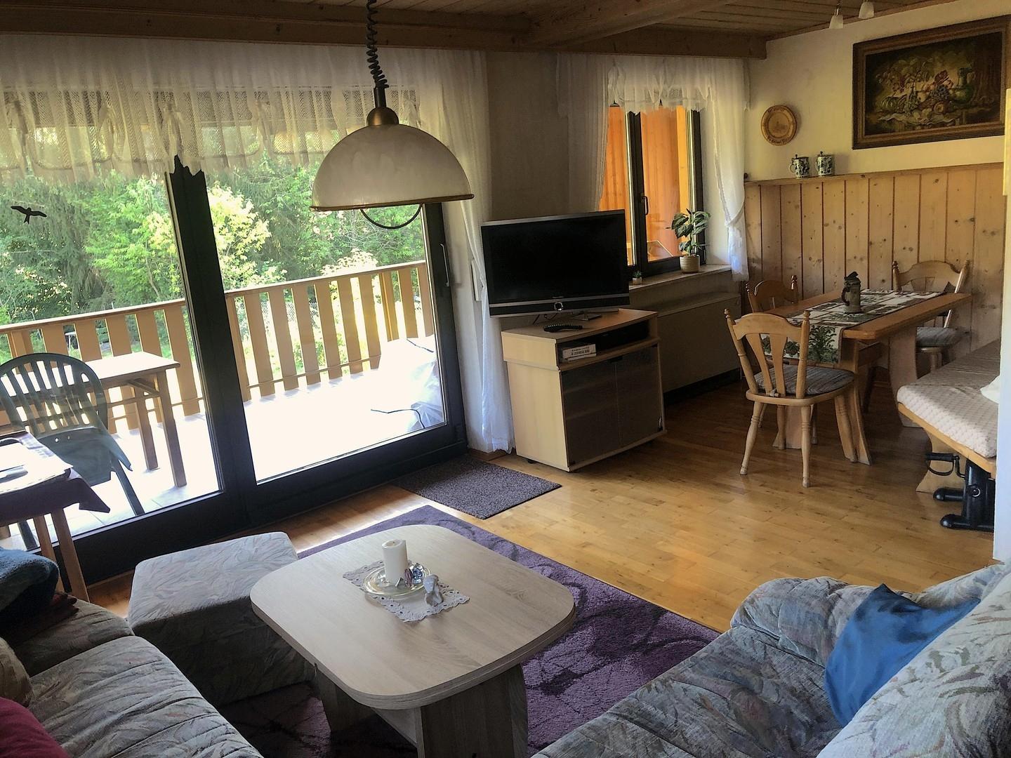 Wohnzimmer mit Balkon