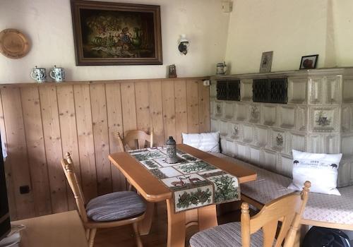 Wohnzimmer mit Kachelofen