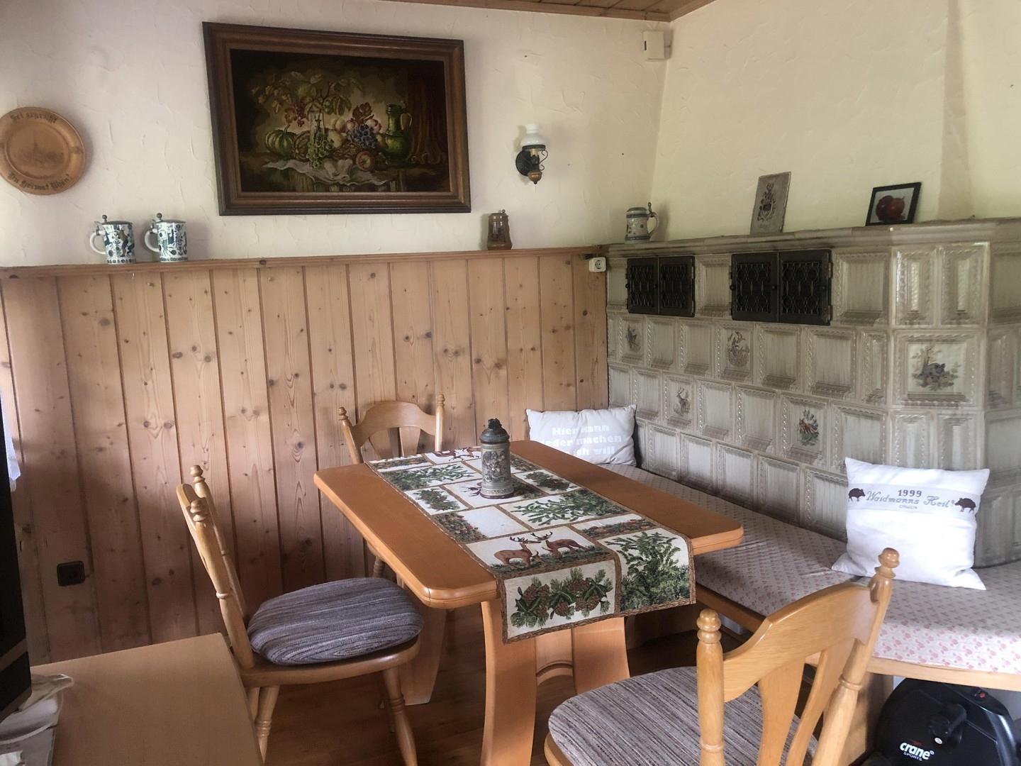 Wohnzimmer mit Kachelofen