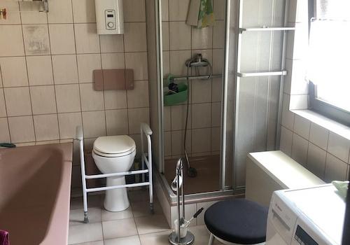 Bad mit Wanne & Duschkabine