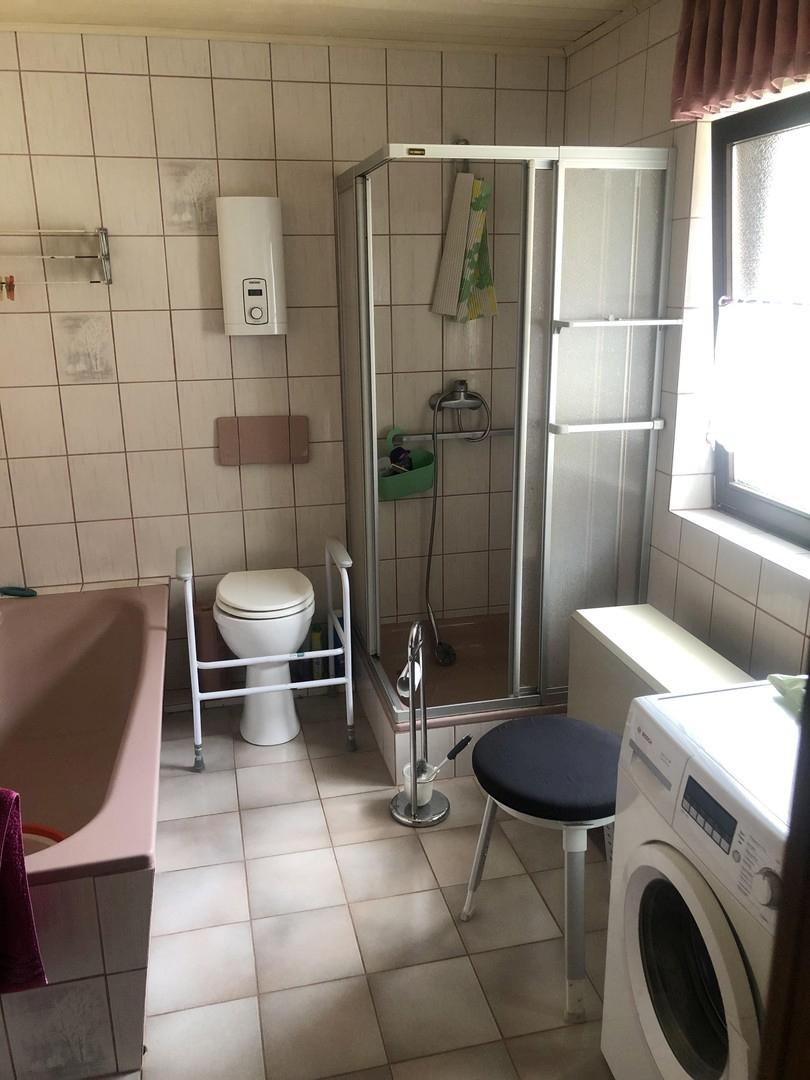Bad mit Wanne & Duschkabine