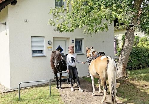 Aus der Haustür - auf's Pferd!