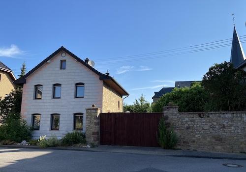 Außenansicht mit Hoftor