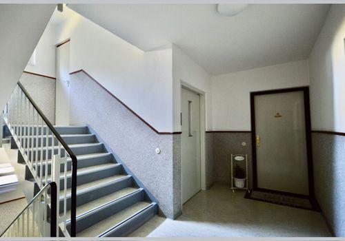 Geräumiges Treppenhaus mit Aufzug