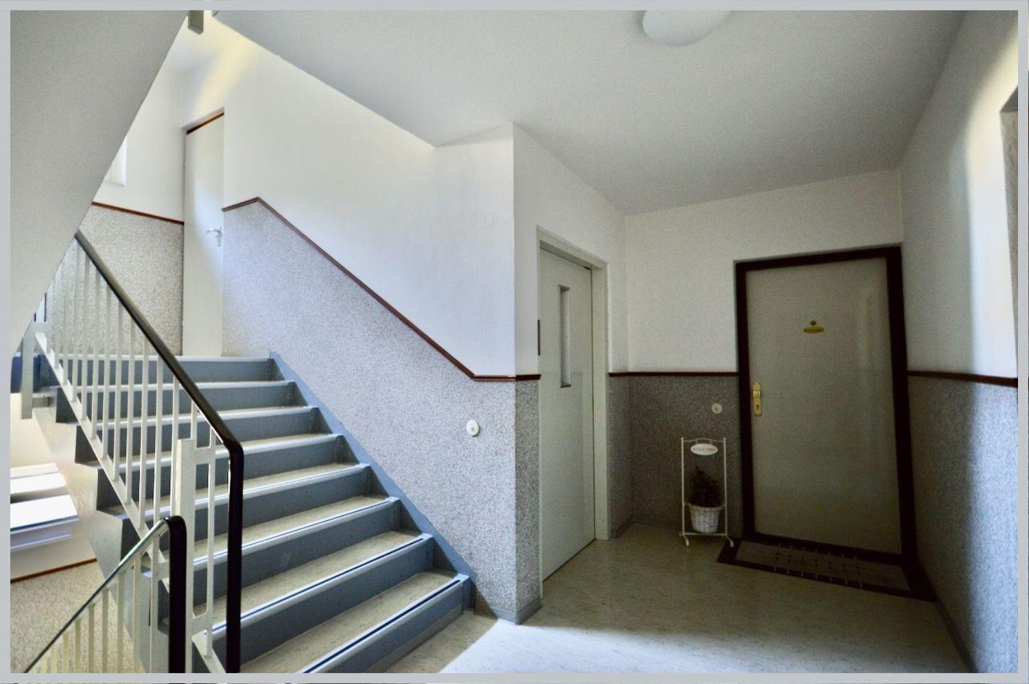 Geräumiges Treppenhaus mit Aufzug