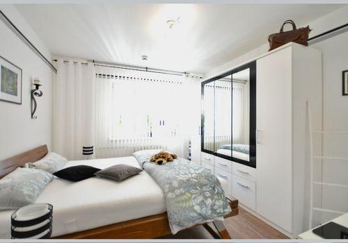 Großes Schlafzimmer zum Garten
