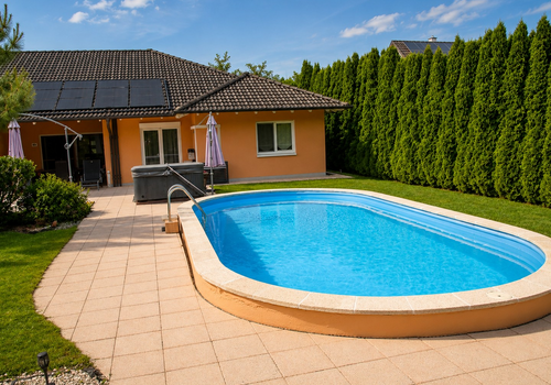 Garten mit Pool und Whirlpool
