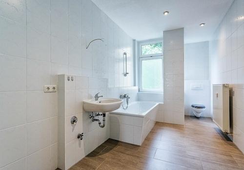 Tageslichtbad mit Badewanne