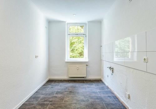 Küche mit Fenster und Fliesenspiegel