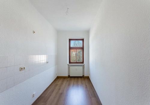 Küche mit Fenster und Fliesenspiegel