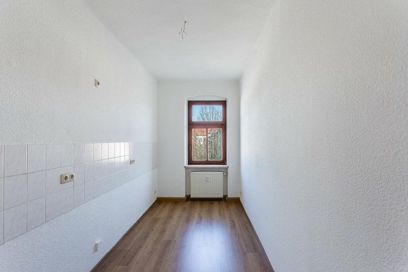 Küche mit Fenster und Fliesenspiegel
