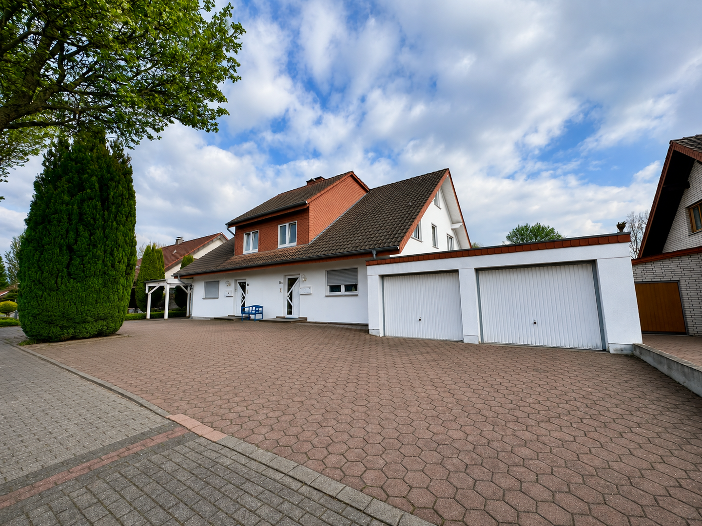 Ansicht mit Garagen