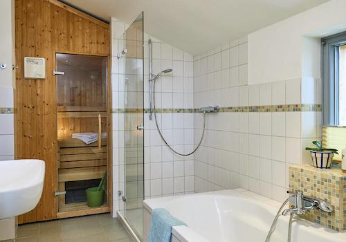 Masterbad mit Sauna, Dusche und Wanne (W1)